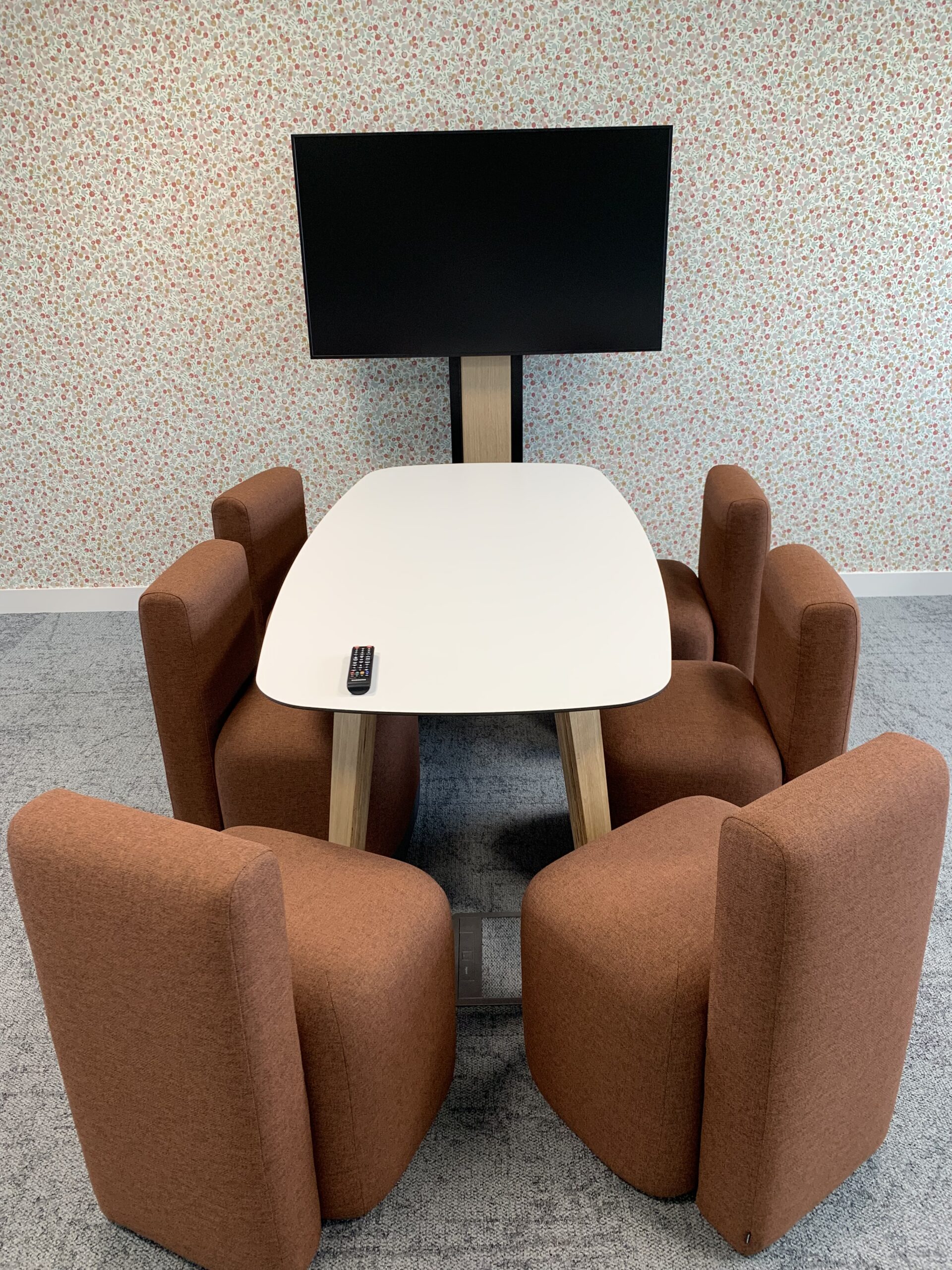 Espace de réunion informel équipé par TEDELEC : écran 4K sur pied design avec connectique intégrée, mobilier confortable pour 6 personnes. Idéal pour les sessions de brainstorming, les réunions rapides ou le travail en petit groupe dans un cadre convivial.
