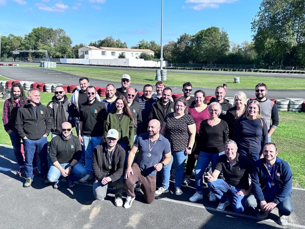 À la suite de notre réunion annuelle riche en échanges et en bonne humeur, toutes nos équipes se sont retrouvées à Niort pour une après-midi karting placée sous le signe de la convivialité et du challenge ! Une superbe occasion de renforcer les liens, de partager des rires... et de tester nos réflexes sur la piste 😄
