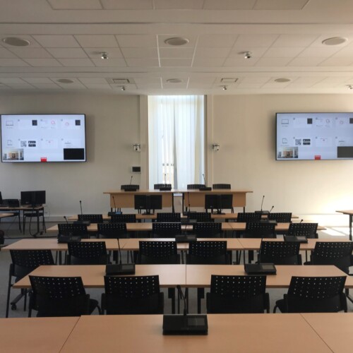 Salle de classe connectée Salle de classe connectée équipée par TEDELEC : Un environnement moderne et interactif, intégrant écrans haute définition, systèmes de visioconférence et postes individualisés pour une expérience pédagogique optimale.