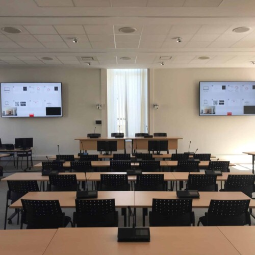Salle de classe connectée Salle de classe connectée équipée par TEDELEC : Un environnement moderne et interactif, intégrant écrans haute définition, systèmes de visioconférence et postes individualisés pour une expérience pédagogique optimale.