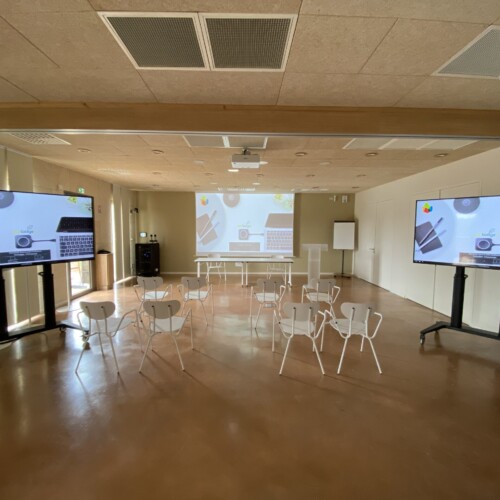 Salle polyvalente modulable Salle polyvalente modulable conçue par TEDELEC : deux écrans mobiles 4K sur support à roulettes, vidéoprojection centrale, sonorisation optimisée et pilotage unifié. Une solution flexible et collaborative, adaptée aux configurations évolutives de réunion, de formation ou de conférence.