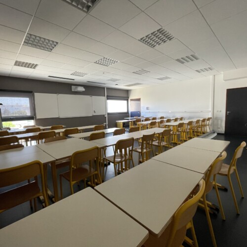Salle de cours modernisée Salle de cours modernisée par TEDELEC : vidéoprojecteur courte focale, tableau blanc triptyque, connectique intégrée et aménagement optimisé. L'installation tient compte de la lumière naturelle et de l’ergonomie pour offrir un environnement d’apprentissage confortable et fonctionnel.