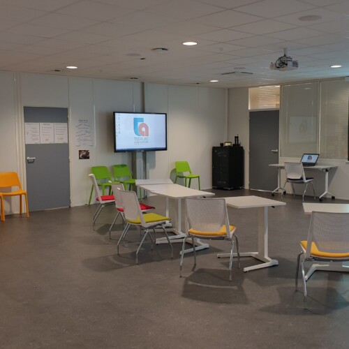 Espace pédagogique équipé Espace pédagogique équipé par TEDELEC : triple affichage synchronisé (vidéoprojecteur et écrans muraux), mobilier flexible et solution audiovisuelle centralisée. Un environnement moderne pensé pour encourager l’interaction, l’agilité des formats d’apprentissage et la collaboration en groupe.