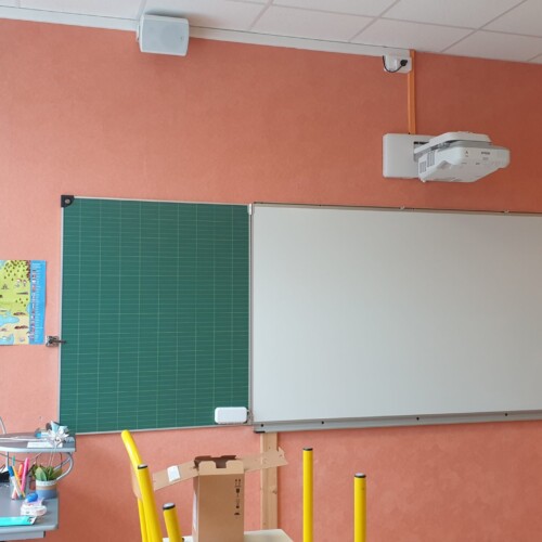 Installation pédagogique Installation pédagogique par TEDELEC : vidéoprojecteur interactif Epson ultra-courte focale, tableau triptyque mixte (blanc et ardoise verte), et système audio discret. Une solution robuste, pensée pour la durabilité, la facilité d’usage au quotidien et l’adaptation aux pratiques de l’enseignement primaire.