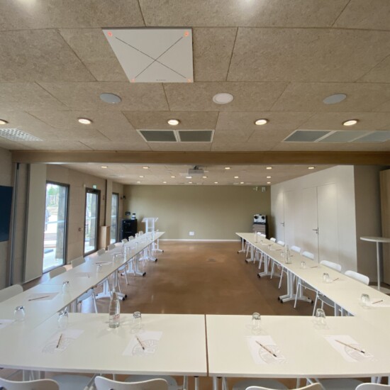 Salle de réunion hautement équipée Salle de réunion hautement équipée par TEDELEC : captation audio via micro plafond Shure MXA910, écrans connectés latéraux, vidéoprojection centrale et système de diffusion discret. Un espace sobre et performant, pensé pour les réunions collaboratives, les séminaires ou les visioconférences de haut niveau.