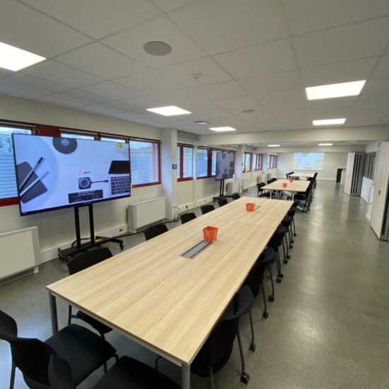 Double affichage dynamique sur écrans mobiles Salle de réunion grande capacité réalisée par TEDELEC : double affichage dynamique sur écrans mobiles, vidéoprojection centrale, sonorisation plafond et mobilier connecté. Une solution évolutive et personnalisable, pensée pour s’adapter aux besoins des entreprises, des collectivités ou des grands groupes de travail.