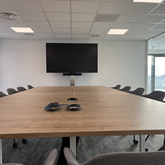 Salle de réunion exécutive Salle de réunion exécutive équipée par TEDELEC : écran 4K sur support sur-mesure avec barre de visioconférence intégrée, connectique centralisée sur table et acoustique optimisée. Un espace épuré, pensé pour la confidentialité, l'efficacité et le confort des échanges à haut niveau.