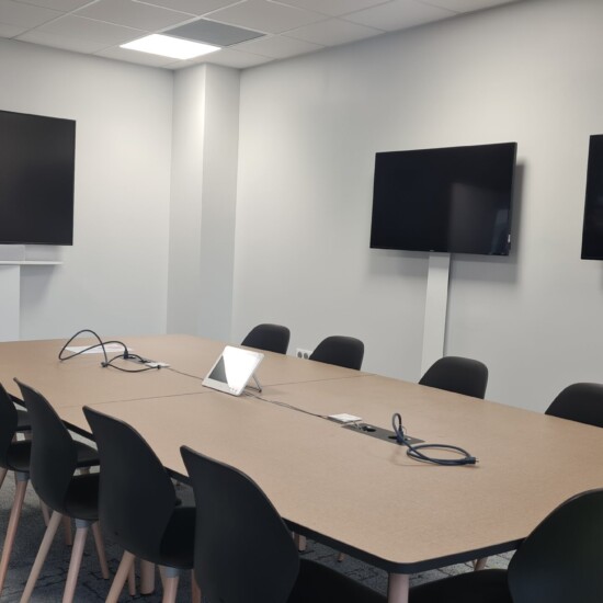 Salle de réunion immersive Salle de réunion immersive conçue par TEDELEC : triple affichage pour une visibilité optimale, système de visioconférence tout-en-un, pilotage via tablette tactile et connectique centralisée. Un espace pensé pour les réunions hybrides, la collaboration fluide et l’efficacité collective.