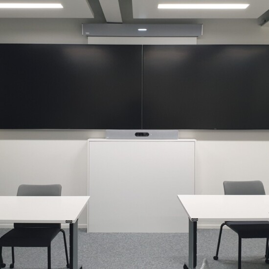 Salle de réunion double écran Salle de réunion double écran conçue par TEDELEC : affichage étendu pour une meilleure lisibilité des contenus partagés, barre de visioconférence intelligente et sonorisation haute fidélité. Une solution efficace pour les comités de pilotage, les formations et les réunions hybrides.