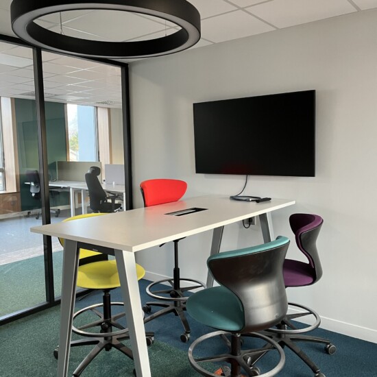 Espace de réunion Ecran mural connecté, table haute avec connectique intégrée et mobilier ergonomique. Un environnement propice à l’agilité, aux échanges spontanés et au travail collaboratif dans une ambiance dynamique.