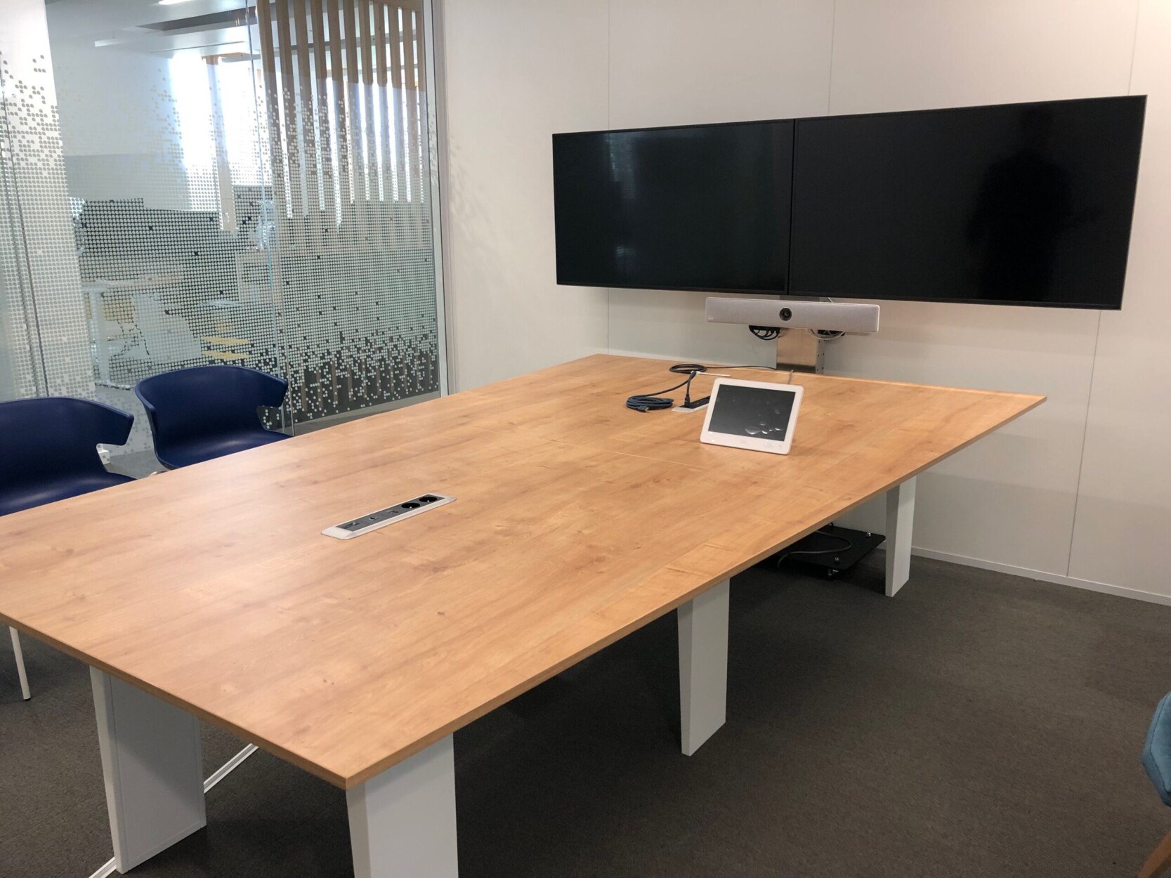 Système de visioconférence double écran installé par TEDELEC : affichage étendu, barre vidéo intelligente, pilotage via tablette tactile et connectique centralisée. Une solution Microsoft Teams Room idéale pour les réunions hybrides, alliant confort visuel, qualité audio et simplicité d’usage.