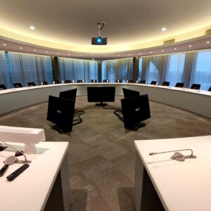 Salle de réunion circulaire ultra-connectée Salle de réunion circulaire ultra-connectée