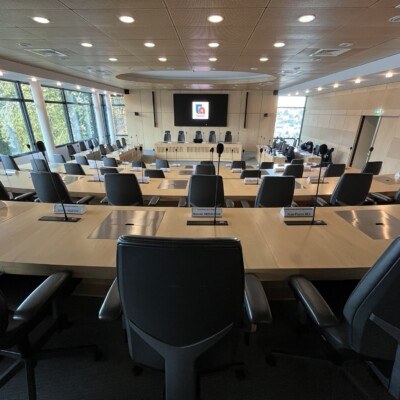Salle de conseil équipée en solutions audio/vidéo professionnelles