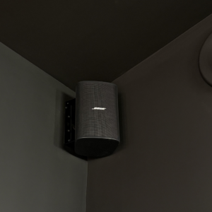 Détail – enceinte Bose en saillie, espace bar Détail – enceinte Bose en saillie, espace bar