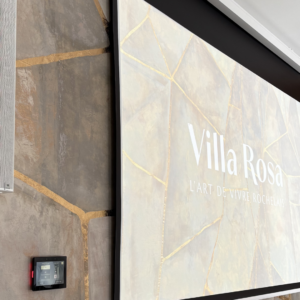 Salle événementielle – panneau de contrôle et colonne JBL Salle événementielle – panneau de contrôle et colonne JBL