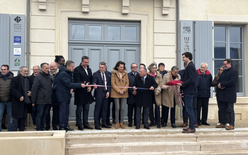 Coupure du ruban en présence des élus et partenaires institutionnels de la Communauté de communes Sud Vendée Littoral. Coupure du ruban inaugurale devant l'Office de Tourisme de La Distylerie