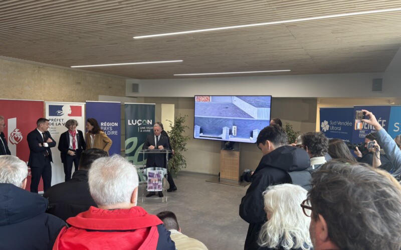 Allocutions dans la grande salle de La Distylerie, en présence du Préfet de la Vendée, de la Région Pays de Loire et des élus locaux. Allocution dans la grande salle équipée par Tedelec Vendée, écran Samsung visible en arrière-plan