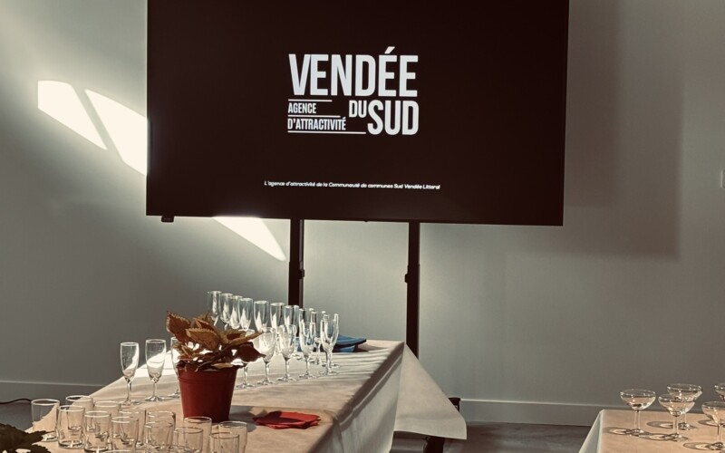 Réception inaugurale : l'écran Samsung sur pied mobile en action, affichant l'identité de Vendée du Sud – Agence d'attractivité de la Communauté de communes Sud Vendée Littoral. Écran Samsung sur pied mobile affichant la marque Vendée du Sud lors de la réception
