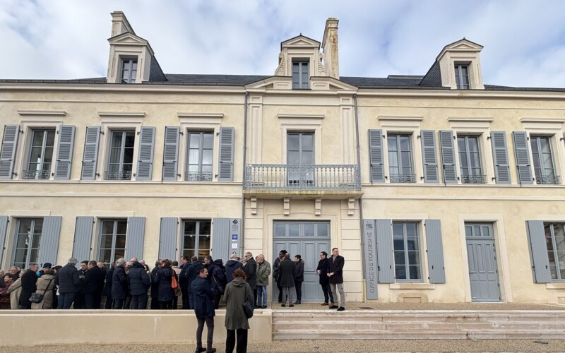 Rassemblement devant l'Office de Tourisme de La Distylerie lors de l'inauguration officielle du site. Inauguration de La Distylerie de Luçon, façade de l'Office de Tourisme